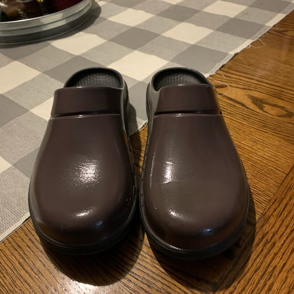Oofos slip on’s!